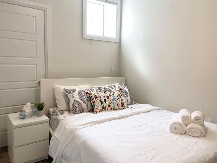 Beautiful Walk Out Basement Apartment In Pickering Near Beach 外观 照片