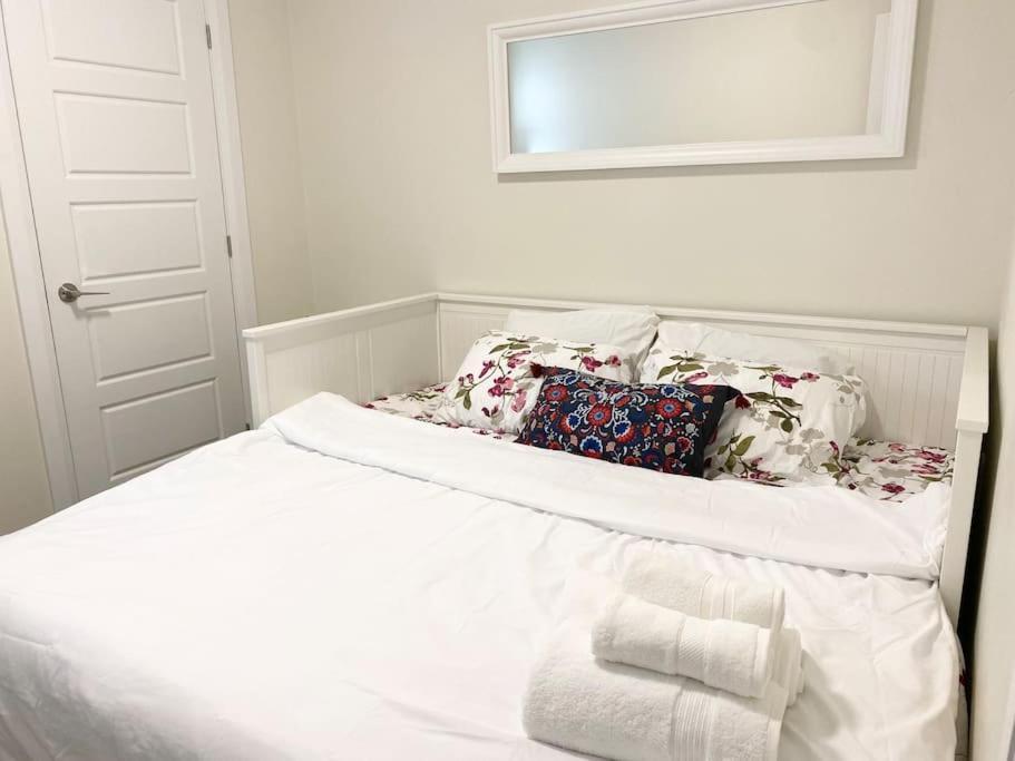 Beautiful Walk Out Basement Apartment In Pickering Near Beach 外观 照片