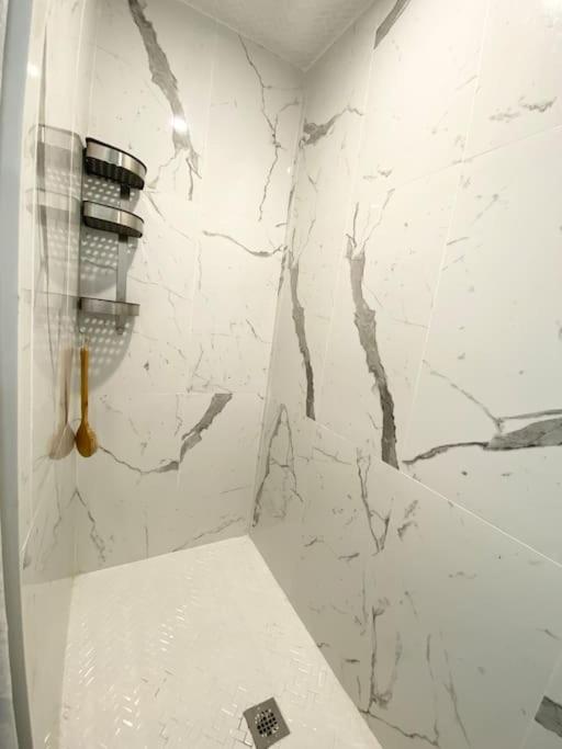 Beautiful Walk Out Basement Apartment In Pickering Near Beach 外观 照片