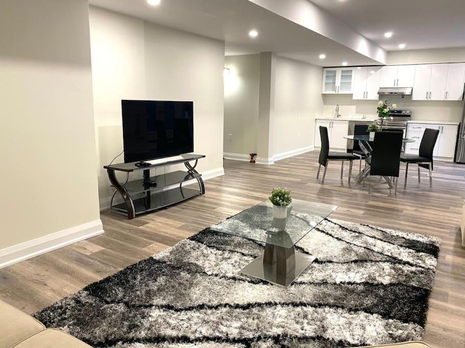 Beautiful Walk Out Basement Apartment In Pickering Near Beach 外观 照片