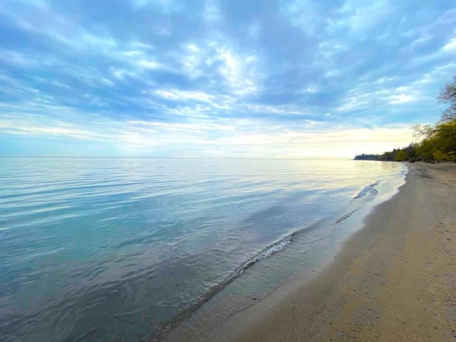 Beautiful Walk Out Basement Apartment In Pickering Near Beach 外观 照片
