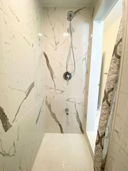 Beautiful Walk Out Basement Apartment In Pickering Near Beach 外观 照片