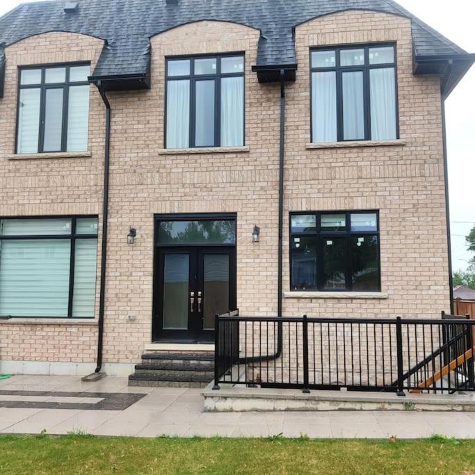 Beautiful Walk Out Basement Apartment In Pickering Near Beach 外观 照片