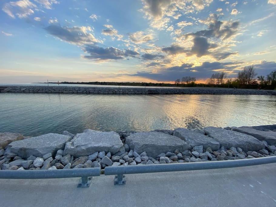 Beautiful Walk Out Basement Apartment In Pickering Near Beach 外观 照片