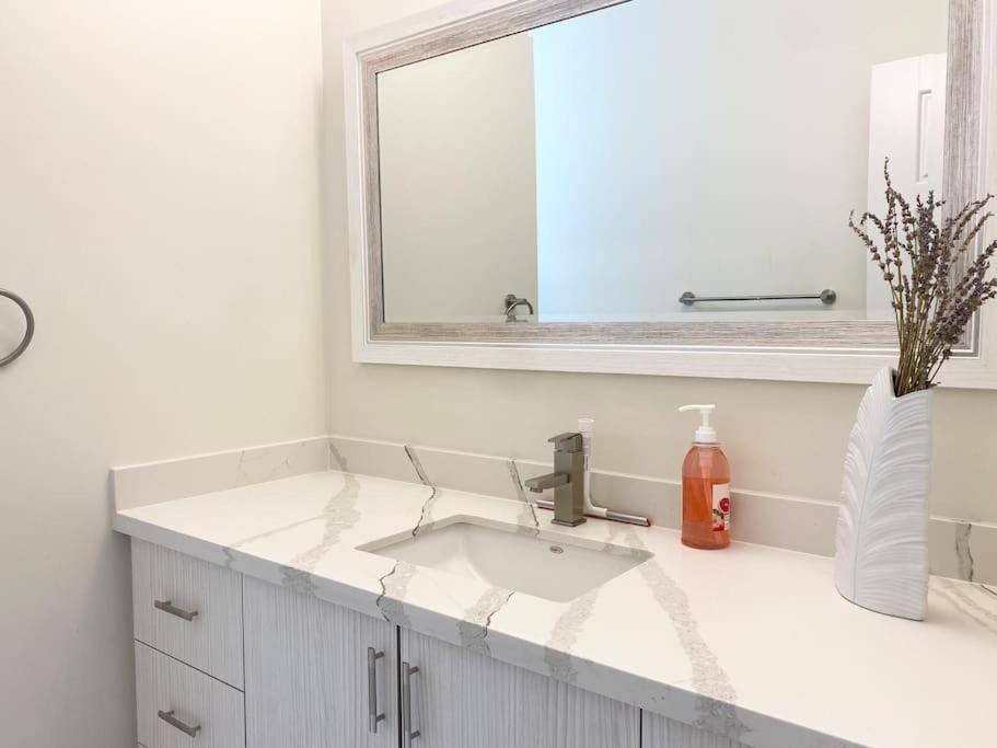 Beautiful Walk Out Basement Apartment In Pickering Near Beach 外观 照片